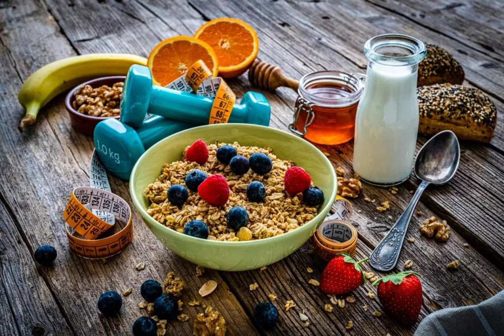 Mic dejun sănătos cu granola, fructe și ingrediente naturale pentru energie și metabolism